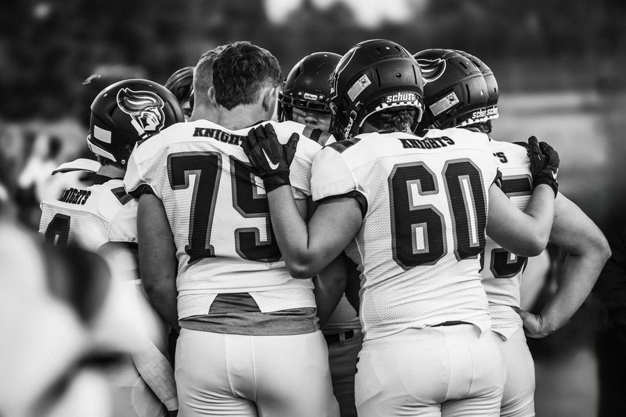 Huddle bw